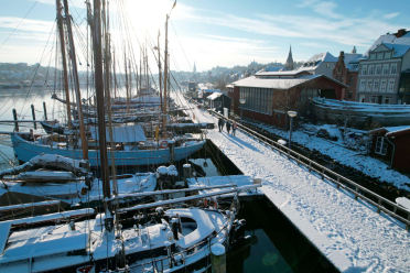 Der Historische Hafen in Flensburg ist mit Schnee bedeckt.
